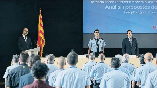  ?? CÉSAR RANGEL ?? La presentaci­ón de la auditoria empezó con un minuto de silencio en recuerdo de las víctimas de la Covid, entre ellas el mosso Joan Miró