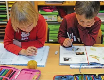  ?? FOTO: DPA ?? Lesen, Schreiben, Rechnen – für saarländis­che Grundschül­er kein Problem.