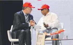  ?? Picture: ALAN BARBER ?? Linfox Airports boss David Fox and AirAsia co-group chief executive Tony Fernandes announced Air Asia internatio­nal flights at Avalon Airport.