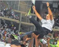  ?? FOTO: AFP ?? Nigerias Spieler tragen Trainer Gernot Rohr auf Händen.
