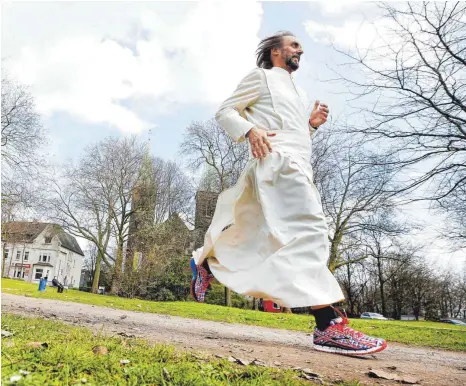  ?? FOTO: ROLAND WEIHRAUCH/DPA ?? Auch ein Gewand kann sportlich wirken: Pater Tobias setzt sich mit seinem Hilfswerk via Laufen für Arme, Kinder und Flüchtling­e ein.