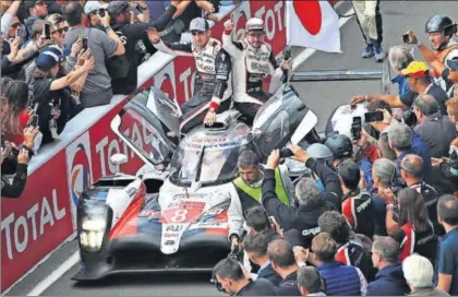  ?? / DAVID VINCENT (AP) ?? Fernando Alonso celebra su victoria en Le Mans con su compañero Buemi.