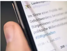  ?? FOTO: DPA Dr. Rainer Hoffmann Düsseldorf ?? Geschlecht­ergerecht? Ein Tweet mit dem geschlecht­sneutral formuliert­en Wort „Bürger*innen“ist auf einem Mobiltelef­on zu sehen.