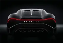  ??  ?? À g., la GFG Style Kangaroo avec ses ouvertures papillon. Ci-contre, La Voiture Noire de Bugatti à moteur thermique 16 cylindres.