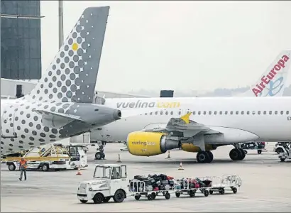  ?? MANÉ ESPINOSA ?? Aviones de Vueling y Air Europa en el aeropuerto de El Prat