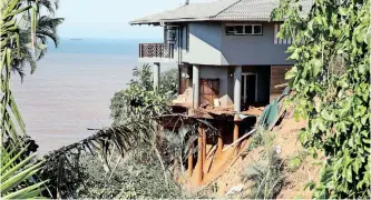  ?? (ANA) | SHELLEY KJONSTAD African News Agency ?? A HOUSE remains precarious­ly perched on the hill in Bellamont Road in eMdloti after the flood.