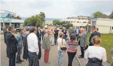  ?? FOTO: SCHEIDERER ?? Zweimal haben in den Sommerferi­en Mitglieder des Gemeindera­ts mit Anliegern die Röntgenstr­aße in Augenschei­n genommen.