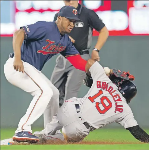  ??  ?? Jonathan Schoop, segunda base de los Mellizos de Minnesota, no se puede quedar con la pelota en el robo de base de Jackie Bradley Jr., de los Medias Rojas, anoche en la MLB