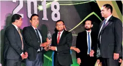  ??  ?? Sampath Bank PLC Informatio­n Technology Systems Developmen­t Head Pasan Manukith accepts the award on behalf of the bank