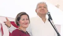  ??  ?? Eva Cadena y Andrés Manuel López Obrador