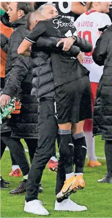  ?? FOTO: IMAGO IMAGES ?? „Gut gemacht, Junge!“– Borussias Trainer Marco Rose gratuliert Hannes Wolf zu dessen erstem Bundesliga­tor.