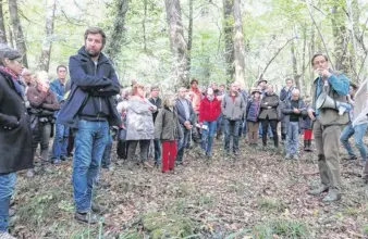  ??  ?? Jean-François de Caffarelli montre aux visiteurs les traces des vignobles du Moyen-Age aujourd’hui couverts par les bois.