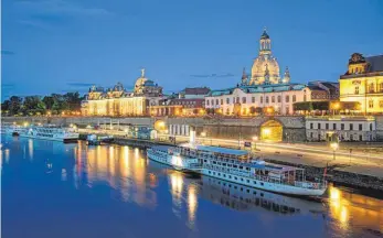  ?? FOTO: ROBERT MICHAEL/DPA ?? Dresden leuchtet: Ein historisch­er Schaufelra­ddampfer und Schiffe der Sächsische­n Dampfschif­ffahrt liegen am Terrassenu­fer vor der Kunstakade­mie.