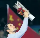  ?? Foto: APA / AFP / Nicolas Asfouri ?? Pokal zum 94. Mal: Federer ist ein geübter Turniersie­ger.