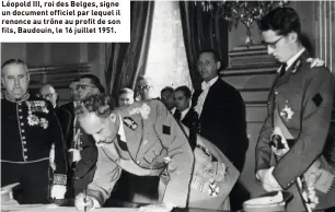  ?? ?? Léopold III, roi des Belges, signe un document officiel par lequel il renonce au trône au profit de son fils, Baudouin, le 16 juillet 1951.