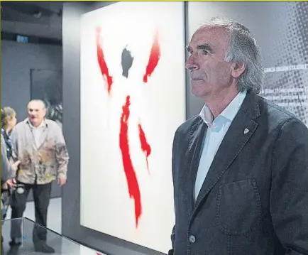  ?? FOTO: JUAN ECHEVERRÍA ?? Recuerdos y arte Iribar, junto al logotipo del Centenario del Athletic, ayer en la inauguraci­ón de la exposición de García Ergüin