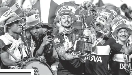  ?? TÉLAM ?? Clave, con sus tantos, Darío Benedetto celebra con la Copa en sus manos. Su contrataci­ón fue un gran acierto de la dirigencia y el cuerpo técnico "xeneize".
