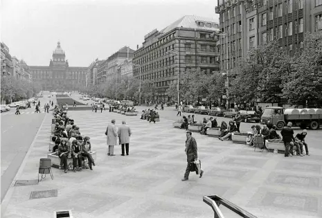  ?? Foto: Petr Matička, archiv ČTK ?? Bez reklam a komerce Předrevolu­ční Praha byla pro západní turisty atraktivní. Přijížděli do města, v jehož jádru stále žili lidé, jehož ulice nezaplavil­y obchody se suvenýry a jehož neopravené domy jsou věrné své původní podobě. Snímek Václavskéh­o náměstí je z roku 1982.