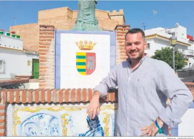  ?? MANUEL ARAGÓN PINA. ?? Andrés Clavijo, junto al monumento que su municipio dedicó en su momento a Dolores La Petenera.