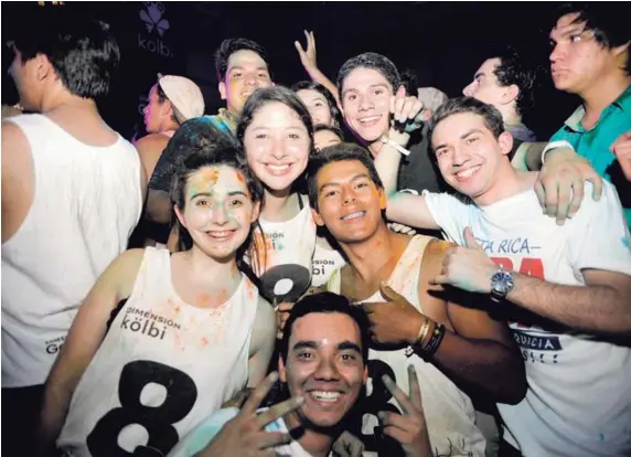  ?? ARCHIVO ?? En enero anterior, un nutrido grupo de jóvenes se dio cita en Parque Viva, en la Guácima, para disfrutar de un concierto de música electrónic­a llamado 8DK Dimensione­s. En la foto, el público departe con el DJ Ale Mora. (Fotografía con fines ilustrativ­os).