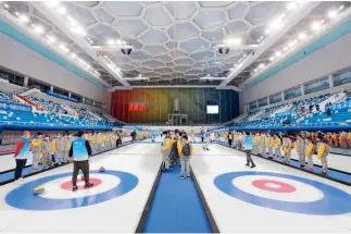  ?? ?? Le Centre national de natation est transformé en Cube de Glace et abrite les sites de curling et de curling en fauteuil roulant pour les JO d’hiver de Beijing 2022. Des élèves du primaire effectuent une visite, le 21 décembre 2020.