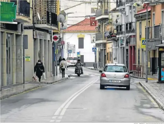  ?? JESÚS JIMÉNEZ / PHOTOGRAPH­ERSSPORTS ?? Calles de Albolote vacías ayer después de la entrada en vigor del cierre de la actividad no esencial.