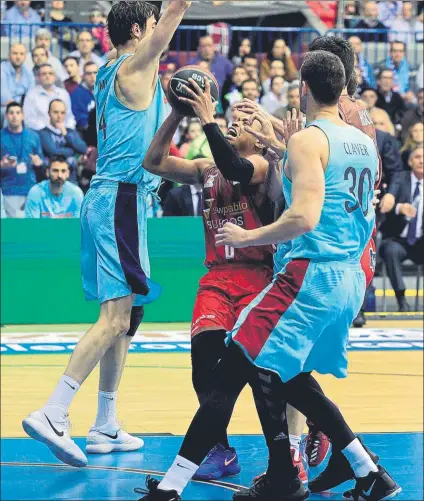  ?? FOTO: EFE ?? Corey Fisher recibe falta debajo de la canasta azulgrana. La defensa del Barça hizo aguas en algunos momentos