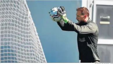  ?? ATLÉTICO DE MADRID / EFE ?? Jan Oblak detiene un balón durante el entrenamie­nto de ayer del Atlético de Madrid.