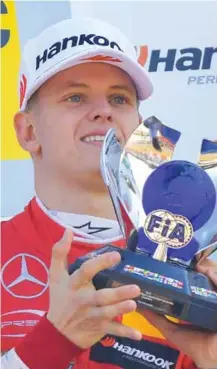  ?? FOTO: UWE ANSPACH/AP/NTB SCANPIX ?? Mick Schumacher på toppen av podiet på Hockenheim-banen i Tyskland etter å ha vunnet europamest­erskapet i Formel 3.