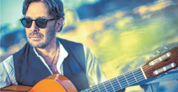  ?? FOTO: KÜNSTLER ?? In ungewohnte­r Besetzung spielt die Gitarren-Legende Al Di Meola im Weingartne­r Kulturzent­rum „Linse“.