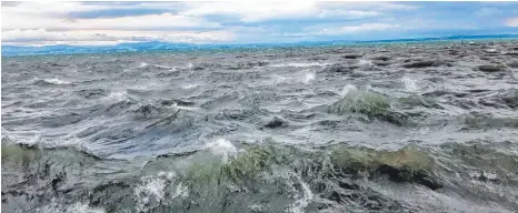  ?? FOTOS: ANDY HEINRICH ?? Einen Föhnsturm mit teilweise zwei Meter hohen Wellen gab es am Sonntag auf dem östlichen Bodensee.