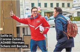  ??  ?? Selfie in Corona-Zeiten: ADABEI Norman Schenz mit Beczała.