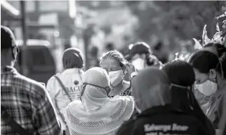  ?? DPC PDIP FOR JAWA POS ?? AKSI SIMPATIK: Kader PDIP membagikan ribuan masker gratis sebagai tanda launching Badan Penanggula­ngan Bencana (Baguna) di Mojoklangg­ru kemarin. Foto kanan, Machfud Arifin berbicara di depan relawan di kantor pemenangan­nya, Jalan Basuki Rahmat, Senin (29/6).