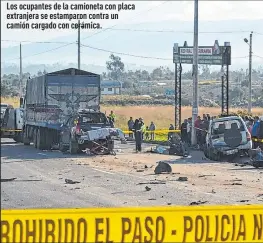  ??  ?? Los ocupantes de la camioneta con placa extranjera se estamparon contra un camión cargado con cerámica.