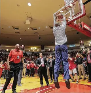  ?? Elizabeth Conley photos / Houston Chronicle ?? After being fed the ball by fellow UH great Elvin Hayes, far left, Hakeem Olajuwon shows he still has the stuff of a Basketball Hall of Famer, rattling a Hofheinz Pavilion rim one last time.