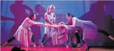  ?? FOTO: HV ?? In immer neuen Ansätzen ergründen die Tänzerinne­n des Chelyabins­k Contempora­ry Dance Theater ihr Dasein als Tänzerin und Frau.