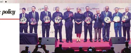  ?? PIC BY AIZUDDIN SAAD ?? Prime Minister Datuk Seri Najib Razak with Global Blue Ocean Shift Awards recipients at the Global Entreprene­urship Community Summit 2017 in Kuala Lumpur yesterday. Deputy Prime Minister Datuk Seri Dr Ahmad Zahid Hamidi, Minister of Special Functions...