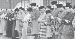  ?? — Gambar Bernama ?? PIMPINAN: Solat Sunat Aidiladha dipimpin Imam Besar Masjid Sultan Azlan Shah Syed Mohd Muzaffar Syed Azlan al-Hafiz di Ipoh, semalam.