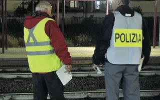  ??  ?? Rilievi Sul luogo dell’incidente è intervenut­a la polizia ferroviari­a con i vigili del fuoco e il 118