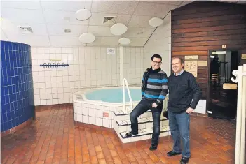  ??  ?? Badleiter Philipp Bauknecht (links) und der städtische Architekt Joachim Stukenberg sehen sich in der Saunalands­chaft um. Ob es wieder einen Whirlpool geben wird, ist noch offen. Denn viele Gäste stören dessen Geräusche.