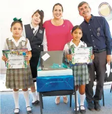  ?? Cortesía ?? La presidenta del SEDIF, Gabriela Velázquez de Mendoza, premió a ganadores del concurso de Dibujo Pavimental.