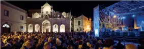  ?? foto: Nico Colucci) ?? Palcosceni­ci Uno degli spettacoli in piazza dell’edizione 2013 di Materadio (