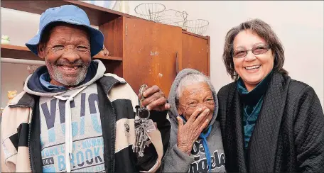 ?? Picture: BRUCE SUTHERLAND ?? NEW HOMEOWNERS: Hermanus and Georgina Boois accept their keys from Patricia de Lille. Ten families were happy to be the first batch of beneficiar­ies at the Pella Housing Project in Atlantis yesterday.