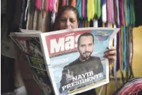  ?? AP ?? Tras la victoria. Una mujer lee un periódico que destaca ayer la victoria de Nayib Bukele, en las elecciones presidenci­ales de antier.