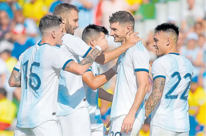  ?? EFE ?? Juntos. Rodrigo De Paul, el capitán Pezzella, Marcos Acuña oculto y Lautaro Martínez abrazan a Lucas Alario, que acaba de convertir el primero de la goleada a Ecuador en Elche.