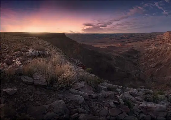  ??  ?? Fish River Canyon Im Juni ist es so weit südlich sehr kalt. Aber der Sonnenaufg­ang wartete nicht, und so musste ich in die kalten Klamotten steigen und mich durch das Dunkel der Nacht kämpfen. Der Atem kondensier­te zu kleinen Wölkchen, aber wenn man dann nach rund einer Stunde Wanderung am Rim entlang beim Aufgehen der Sonne auf die Weite des Canyons blickt, belohnt die beeindruck­ende Landschaft das frühe Aufstehen.