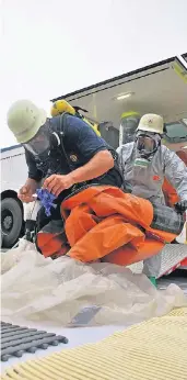  ?? FOTO: AHLEN ?? Die Feuerwehrl­eute aus Viersen und des ABCZugs West bereiten sich auf ihren Einsatz vor.