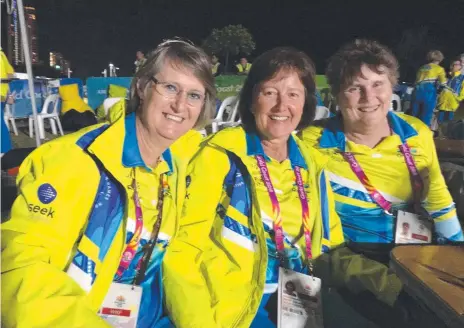  ??  ?? Cecilia Robertson (left) with new friends Anthea Gerrad and Leanne Evans she met while volunteeri­ng at the Commonweal­th Games.