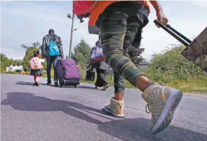  ?? CHARLES KRUPA LA PRESSE CANADIENNE ?? Une partie des migrants irrégulier­s pourront éviter de séjourner dans un centre de détention en attendant qu’on statue sur leur sort.