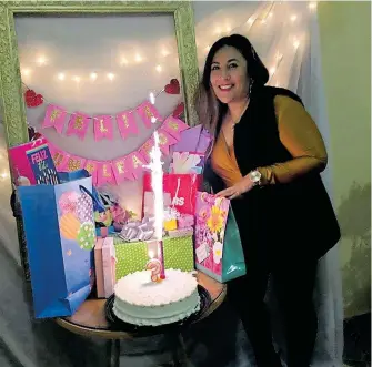  ?? /CORTESÍA DE ADILENE PACHECO ?? La cumpleañer­a disfrutand­o de su celebració­n con alegría